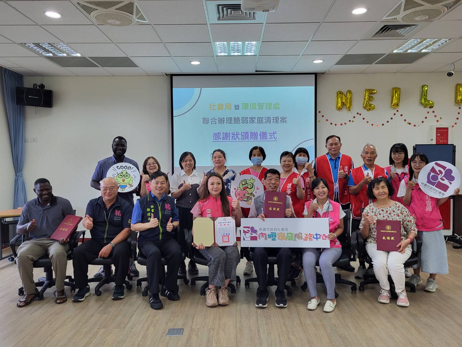 桃市府聯手甘比亞志工清出近7公噸垃圾 共同改善中壢囤積資收戶居家環境 (4).jpg